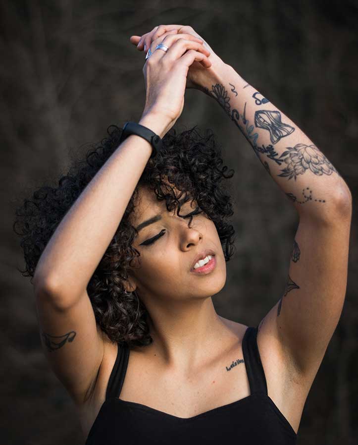 retrato femenino afro tatuajes