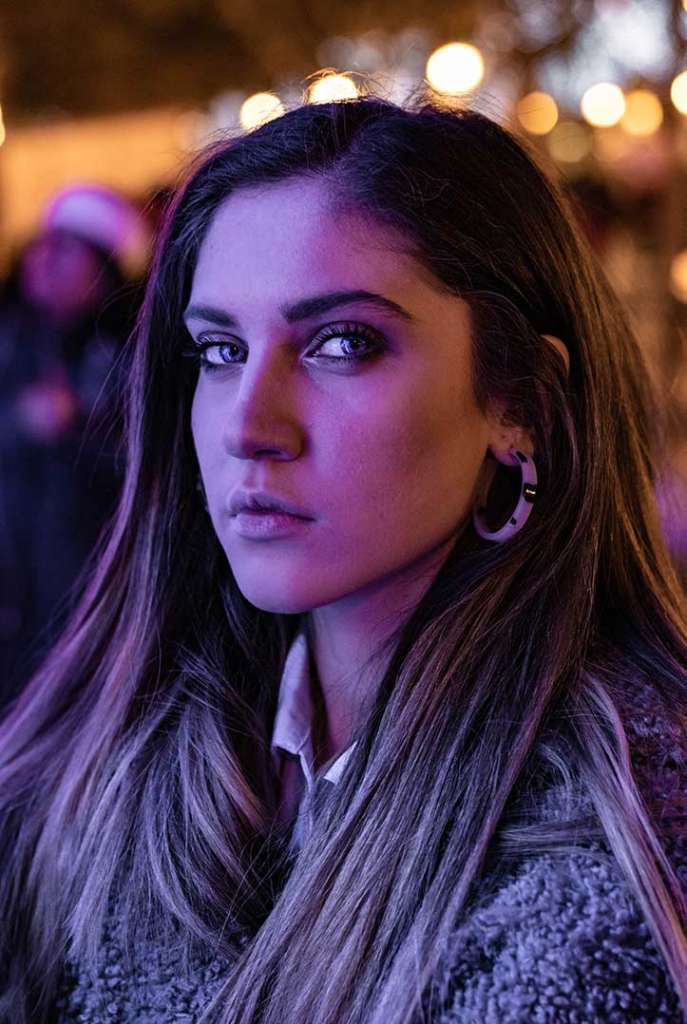 retrato femenino neon color ojos