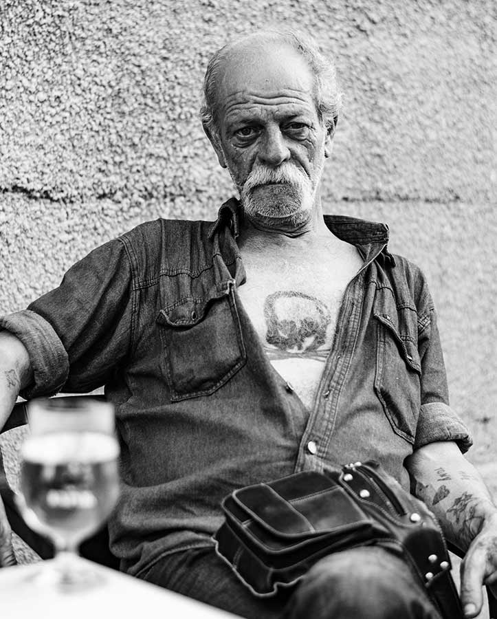 retrato motero blanco y negro