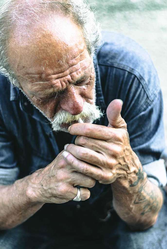 retrato vagabundo fumando